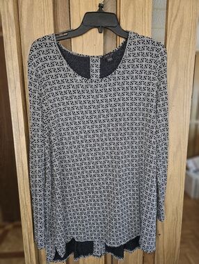 J. Jill Wearever Sz XL Black/White Print Tunic Top, Button Back Embellishments